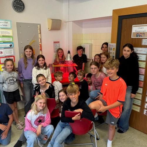 Ein kleines Wunder im Klassenzimmer – Die Küken sind geschlüpft!