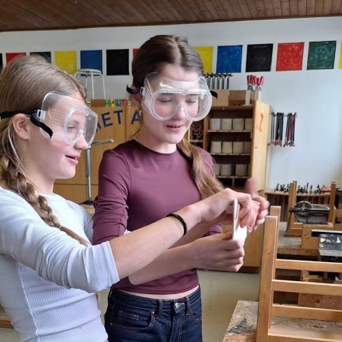 2 Schülerinnen mit Schutzbrillen