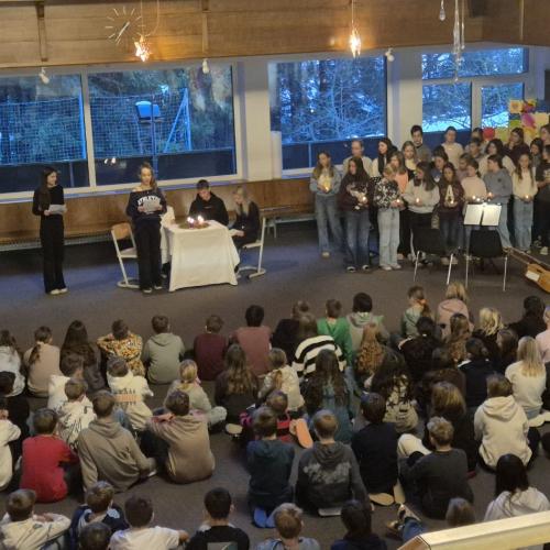 Chor und Kinder, die Adventgedicht vorlesen