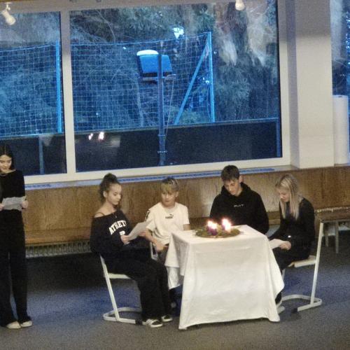 Adventgedicht wird vorgelesen