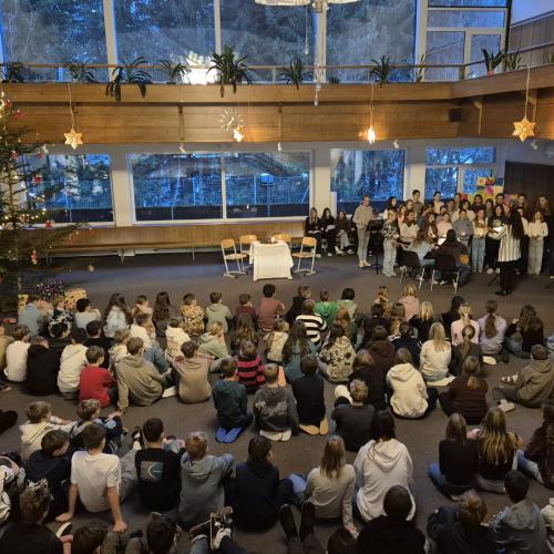 Überblick über die Aula bei der Adventfeier