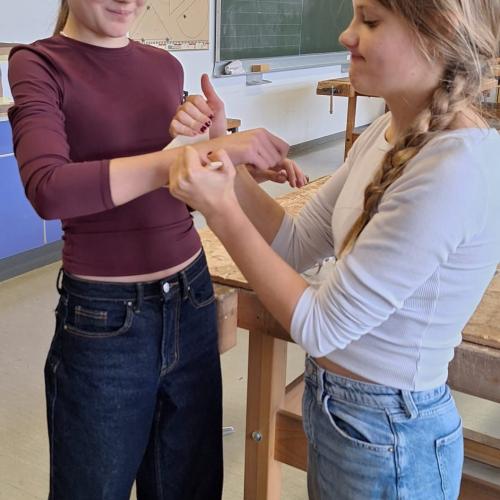 2 Schülerin beim Biegen von Holz