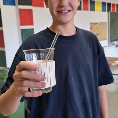 Schüler mit Werkstück