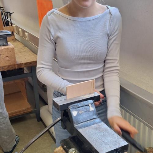 Schülerin in Werkstatt