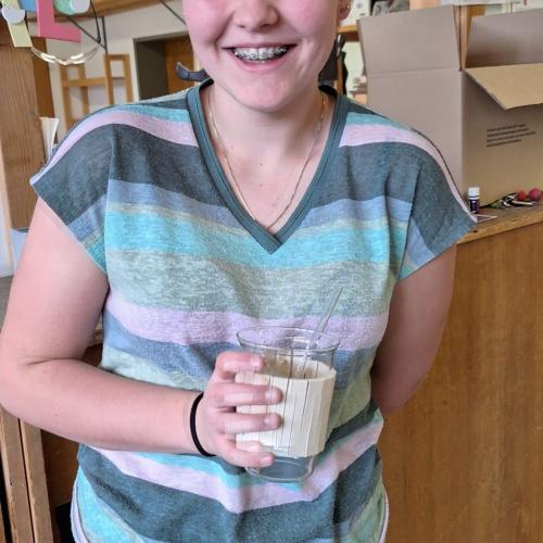 Schülerin mit Werkstück 2