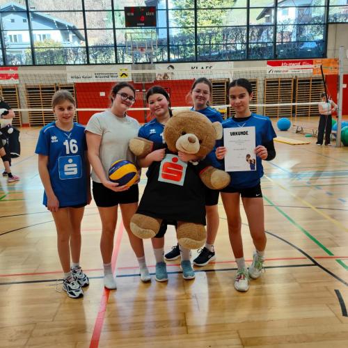 Schülerinnen Schülerliga mit Maskottchen