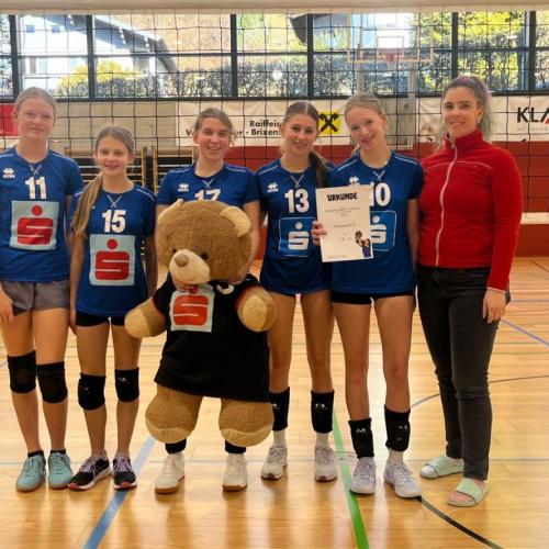 Schülerinnen Schülerliga mit Maskottchen 2