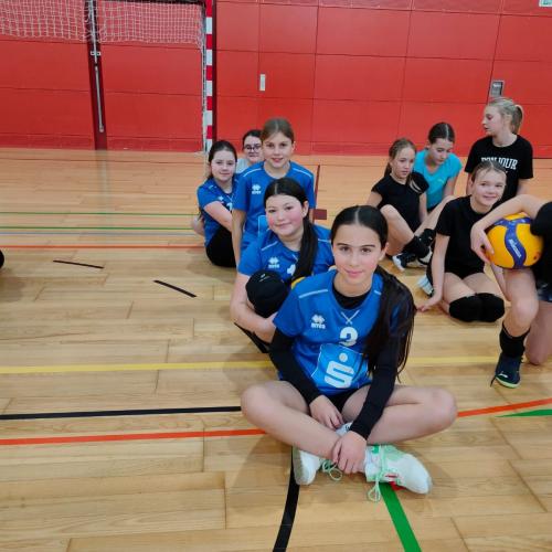 Schülerinnen sitzend 