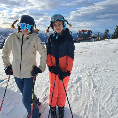 2 Mädchen auf der Piste