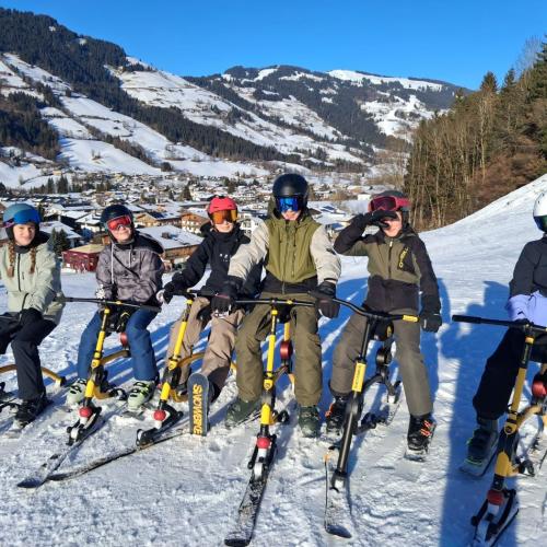 6 Schüler und Schülerinnen auf Snowbikes