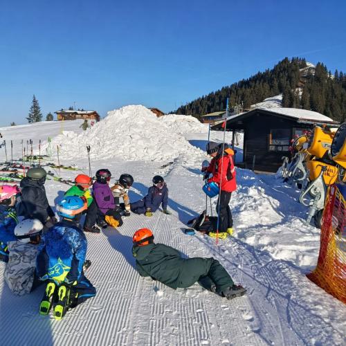 Kinder und Bergretter auf Piste