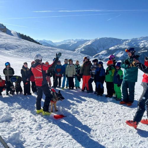 Bergretter mit Lawinenhund erklärt Kindern