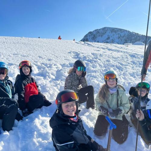 Kinder im Schnee mit Sonde und Bergretter