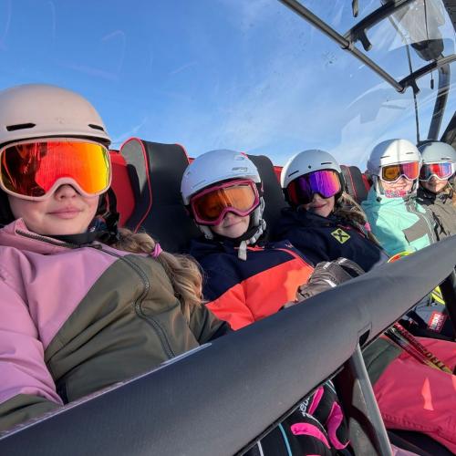 Schülerinnen im Sessellift