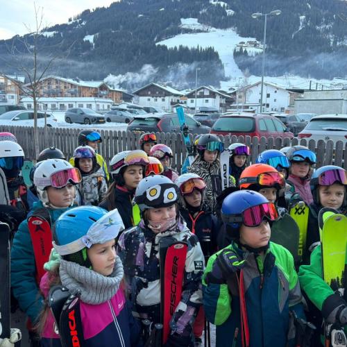 Schülergruppe mit Ski