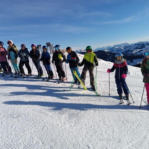 Schülergruppe auf der Piste