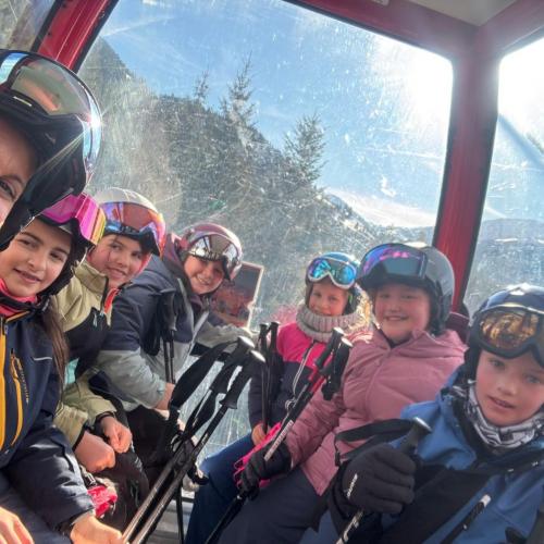 Schüler und 1 Lehrerin in der Gondel