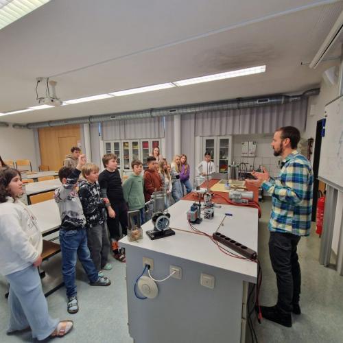 Kinder im Physikunterricht