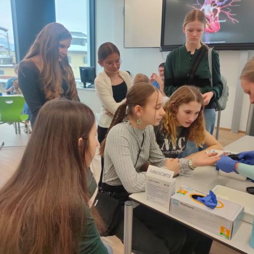 Schülerinnen bei Blutabnahme