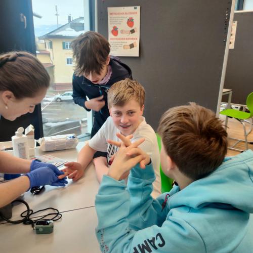 Schüler bei Blutabnahme