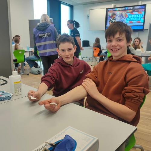Schüler bei Blutabnahme