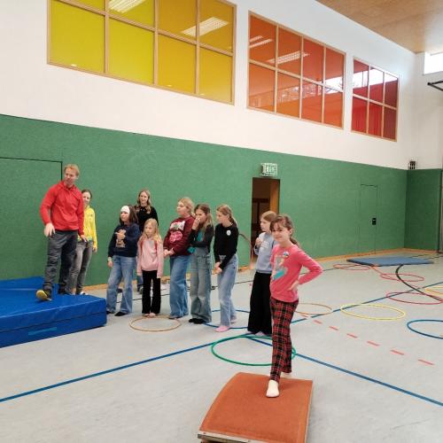 Kinder in der Turnhalle - Erklärungen zum Spiel