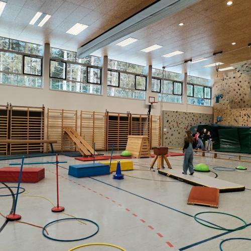 Kinder in der Turnhalle spielen Piratenschiff