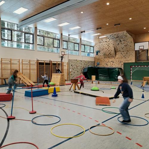 Kinder in der Turnhalle spielen Piratenschiff