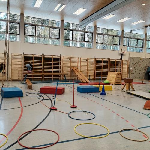 Kinder in der Turnhalle spielen Piratenschiff