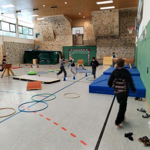Kinder in der Turnhalle spielen Piratenschiff
