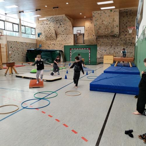 Kinder in der Turnhalle spielen Piratenschiff