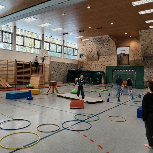 Kinder in der Turnhalle spielen Piratenschiff
