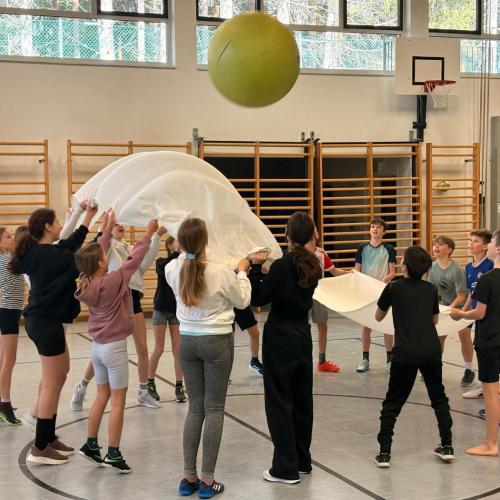 Kinder bei einer Team-Übung