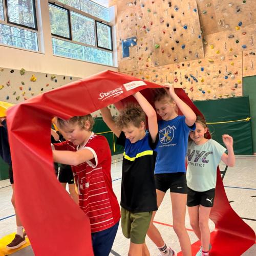 Kinder bei einer Team-Übung