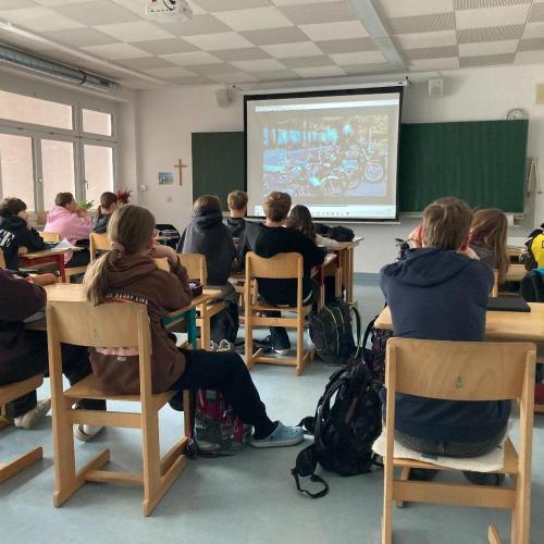 Klasse von hinten fotografiert