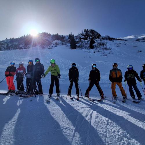Schülergruppe auf der Piste