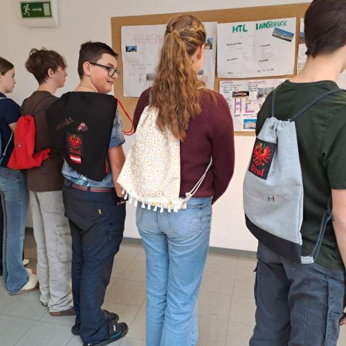 Schüler in einer Reihe mit Rucksäcken