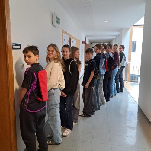 Schüler in einer Reihe mit Rucksäcken