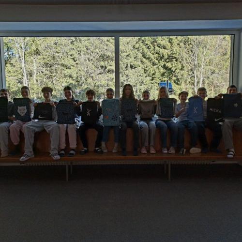 Schüler in einer Reihe mit Rucksäcken