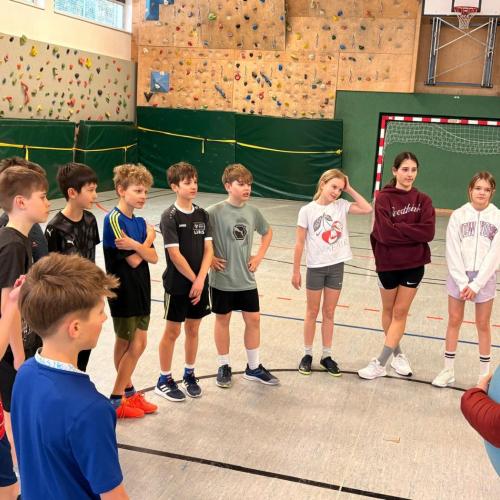 Kinder stehen im Kreis