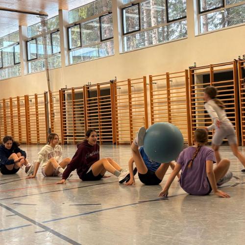 Kinder bei einer Geschicklichkeitsübung im Team