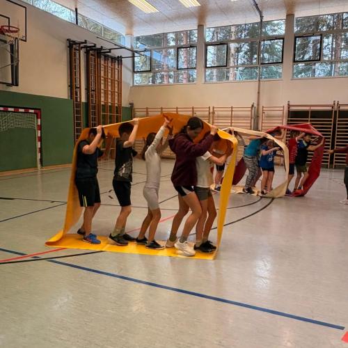 Kinder bei einer Team-Übung