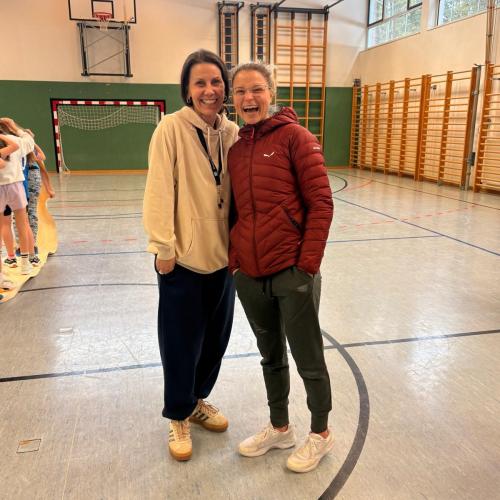 2 durchführende Personen