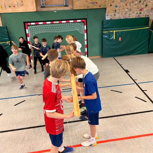 Kinder bei einer Team-Übung