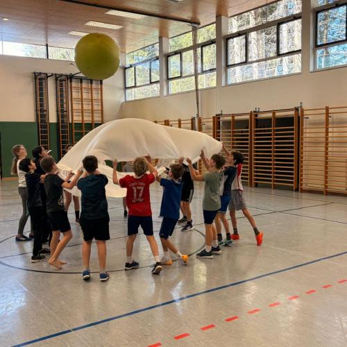 Kinder bei einer Team-Übung