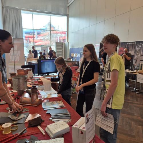Schüler an einem Stand am Berufsfestival