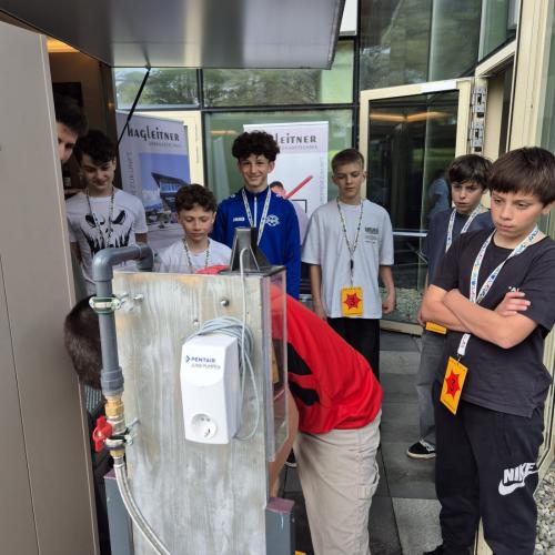 Schüler an einem Stand am Berufsfestival