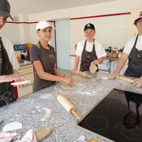 SchülerInnen beim Teig vorbereiten