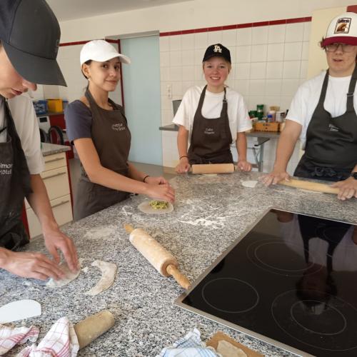 Schülerinnen beim Teig vorbereiten