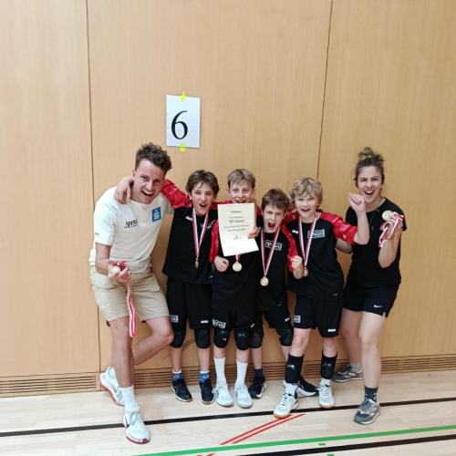 Mannschaft mit Medaillen